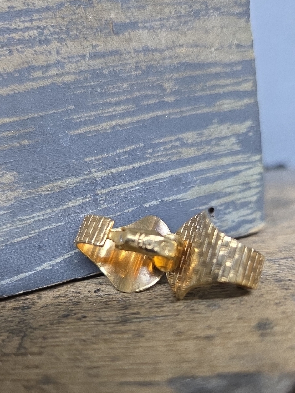 Vintage Signed HJG Gold-Tone Clip On Earrings - Picture 2 of 4